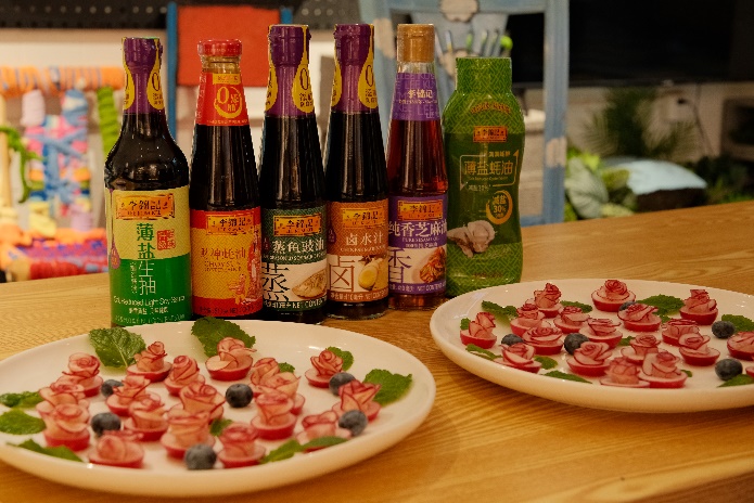 桌子上有許多食物和飲料

AI 生成的內容可能不正確。