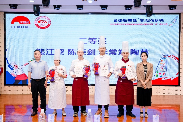 圖片包含 桌子, 站, 男人, 一群AI 生成的內(nèi)容可能不正確。