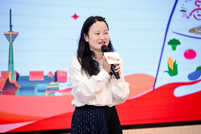 女子穿白色衣服的人在打電話

AI 生成的內(nèi)容可能不正確。
