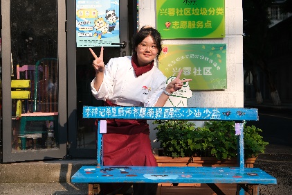 街道邊立著廣告牌子

AI 生成的內容可能不正確。
