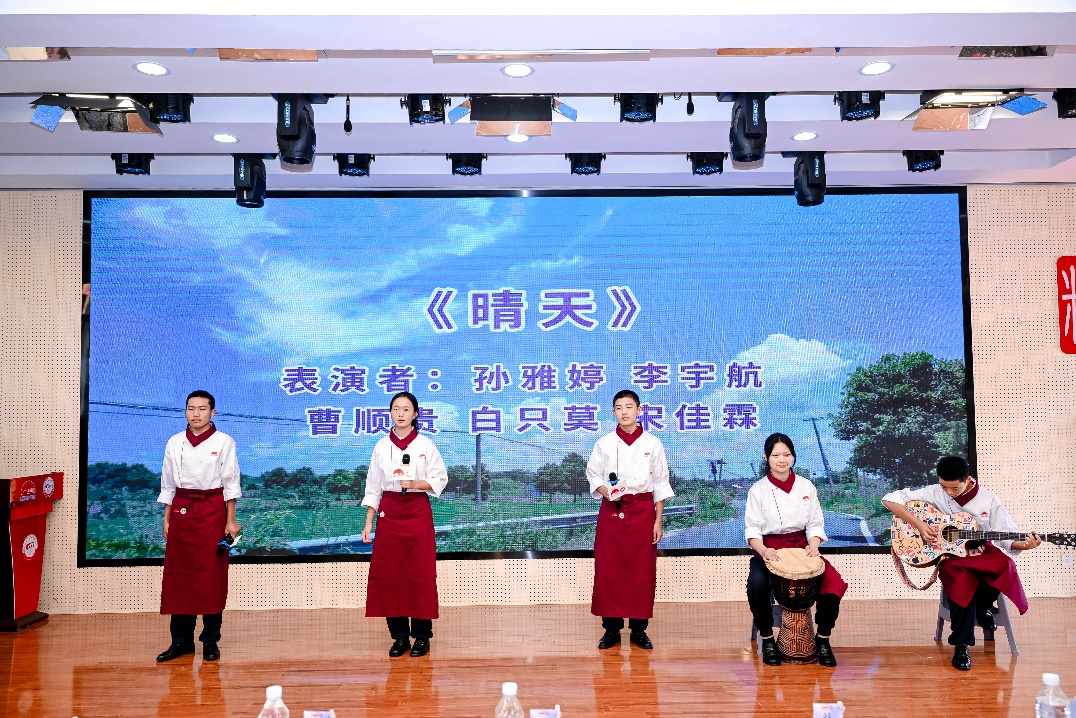 一群人站在臺上AI 生成的內(nèi)容可能不正確。