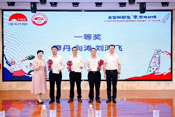 一群人站在臺上AI 生成的內(nèi)容可能不正確。