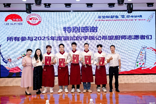 一群人站在一起合影

AI 生成的內(nèi)容可能不正確。