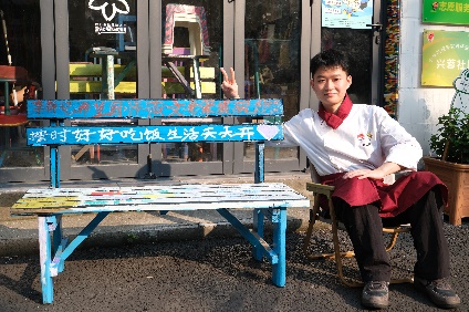 圖片包含 建筑, 人, 戶外, 桌子

AI 生成的內容可能不正確。