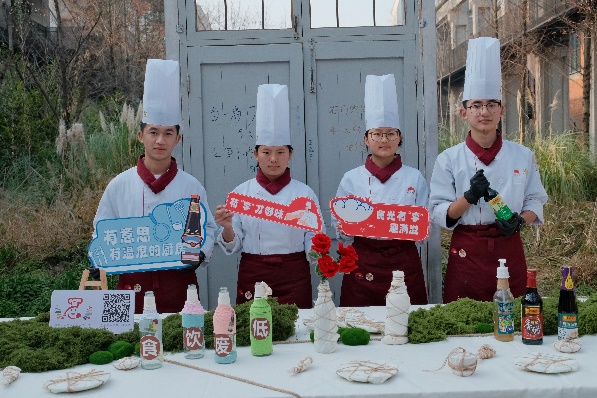 一群人站在桌子上AI 生成的內(nèi)容可能不正確。