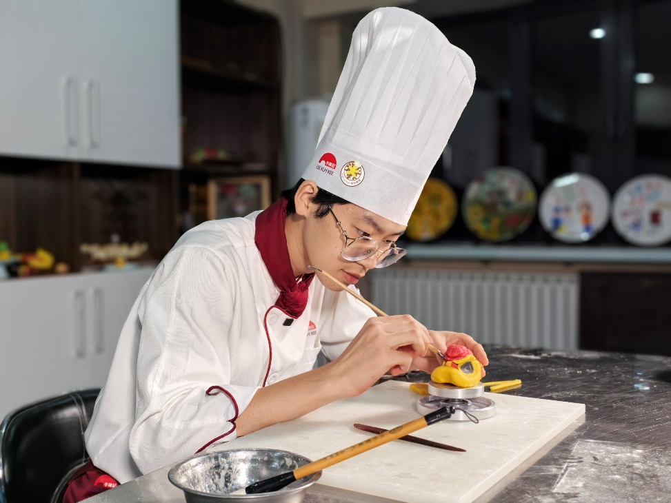 戴帽子的人在吃東西AI 生成的內(nèi)容可能不正確。