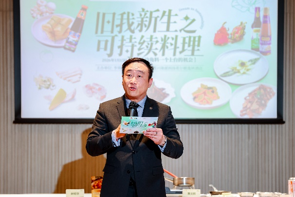 男人的照片上寫(xiě)著字AI 生成的內(nèi)容可能不正確。