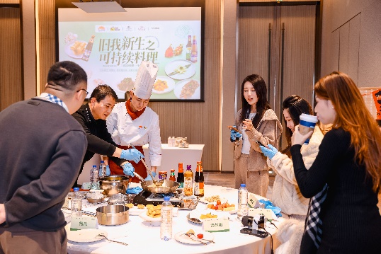 一群人在餐廳里吃東西AI 生成的內(nèi)容可能不正確。