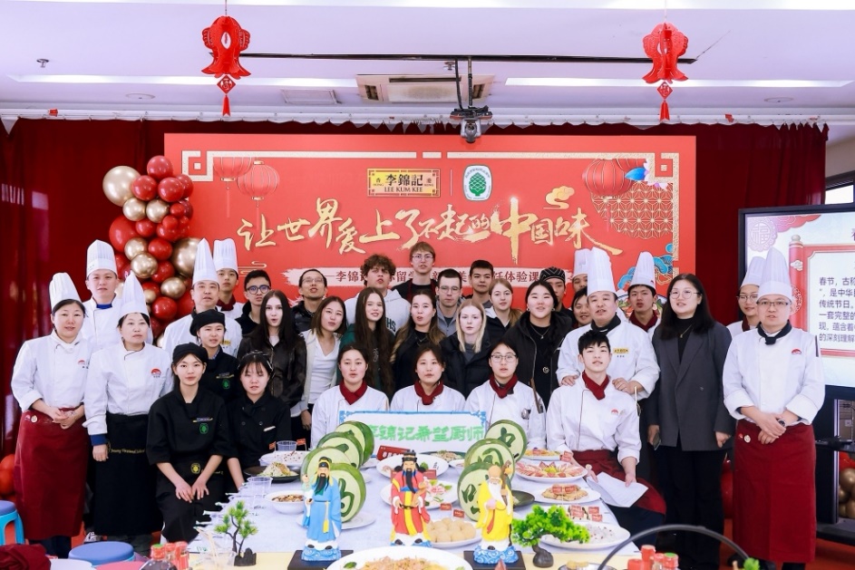 一群人站在臺(tái)上AI 生成的內(nèi)容可能不正確。