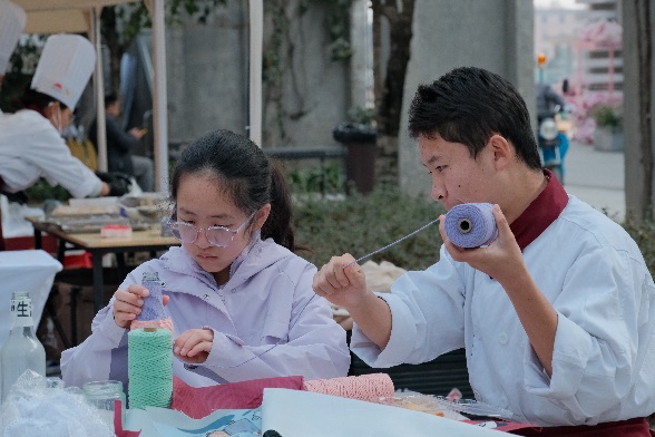 圖片包含 人, 建筑, 戶外, 桌子AI 生成的內(nèi)容可能不正確。