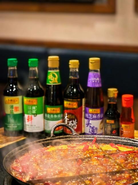 桌子上的啤酒和披薩AI 生成的內(nèi)容可能不正確。