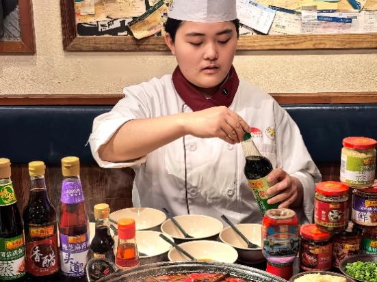 桌子上放著食物和飲料的人AI 生成的內(nèi)容可能不正確。
