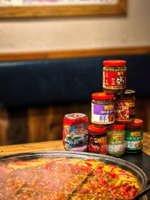 桌子上有披薩和飲料AI 生成的內(nèi)容可能不正確。