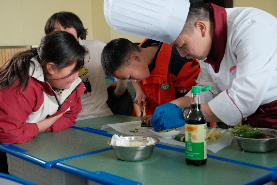 圖片包含 人, 桌子, 男人, 食物AI 生成的內(nèi)容可能不正確。