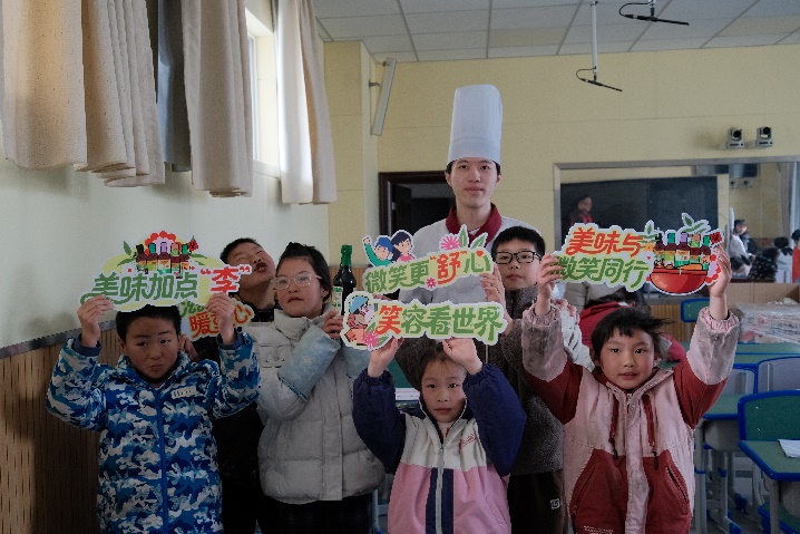 圖片包含 室內(nèi), 人, 小孩, 站AI 生成的內(nèi)容可能不正確。