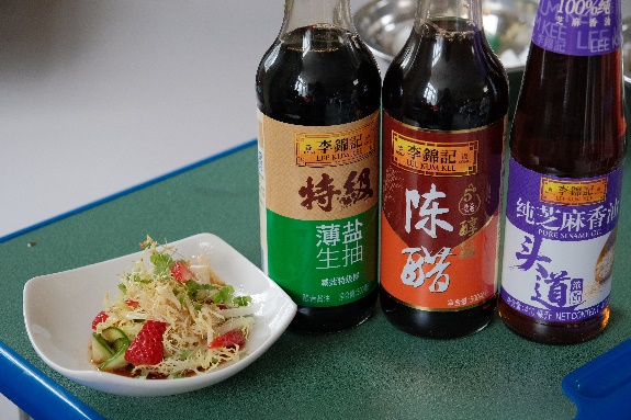 瓶子放在一起AI 生成的內(nèi)容可能不正確。