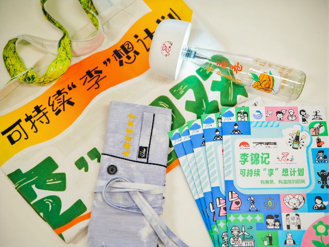 桌子上擺放著廣告卡片和零食

AI 生成的內(nèi)容可能不正確。