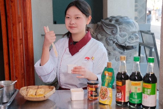 人在喝飲料

AI 生成的內(nèi)容可能不正確。
