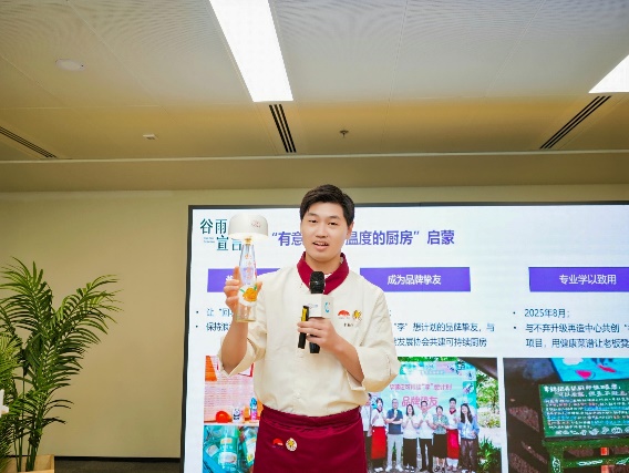 人站在電視前

AI 生成的內(nèi)容可能不正確。