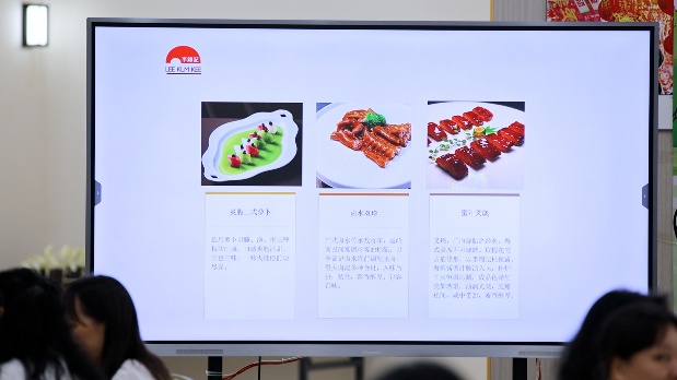 電腦前的女人AI 生成的內(nèi)容可能不正確。