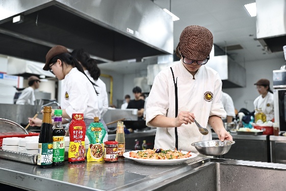 一些人在廚房里制作食物AI 生成的內(nèi)容可能不正確。