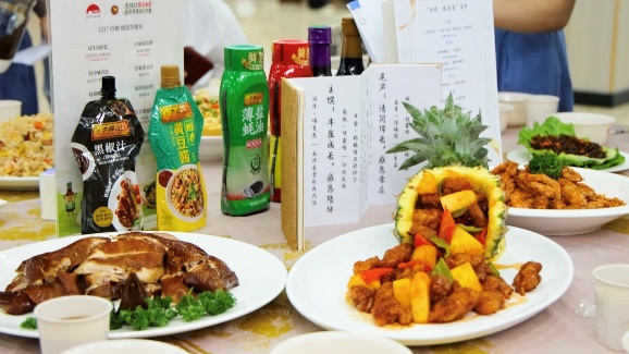 桌子上的盤子里擺著許多食物AI 生成的內(nèi)容可能不正確。