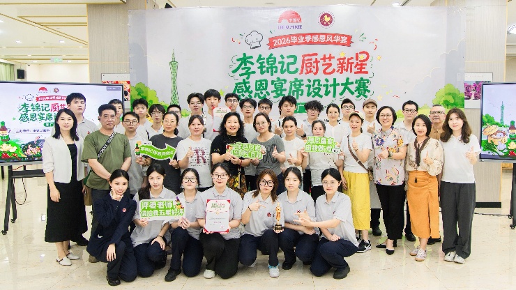 一群人站在壁報板前拍照AI 生成的內(nèi)容可能不正確。